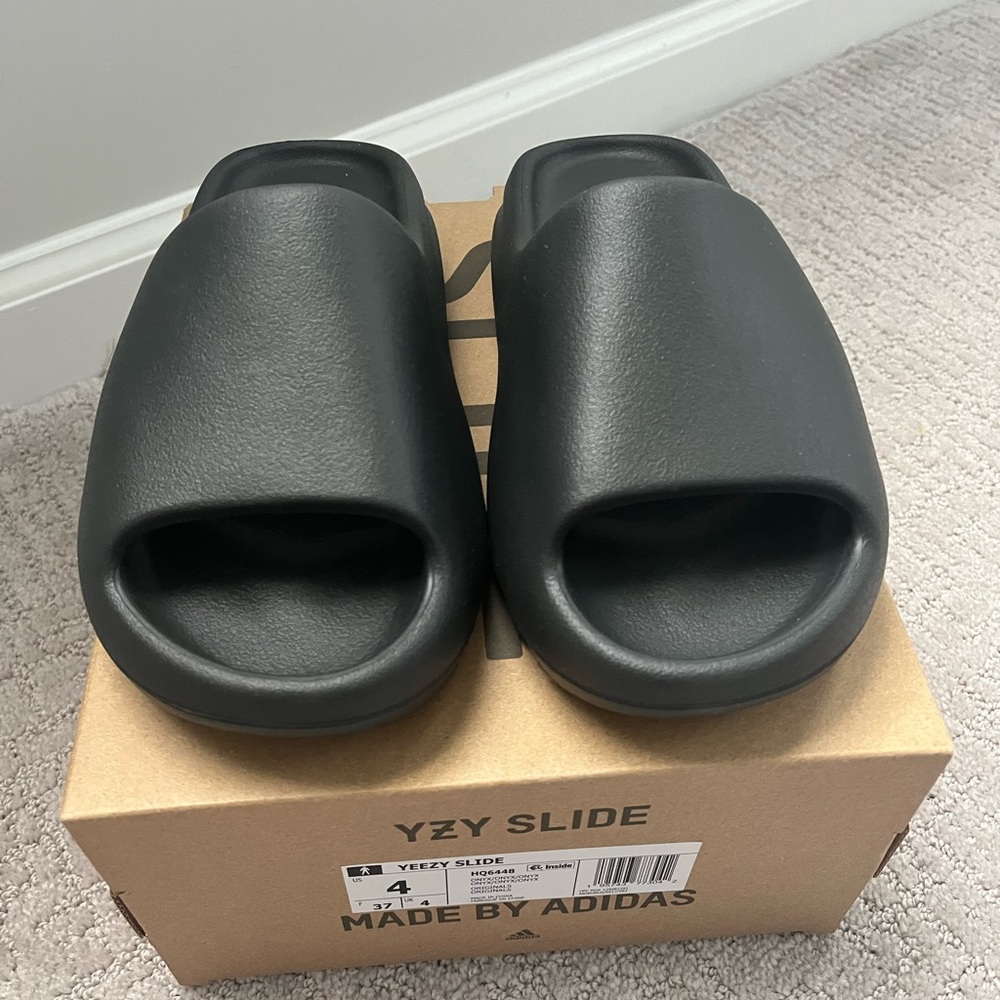 Adidas Yeezy slides (grade school 4y)